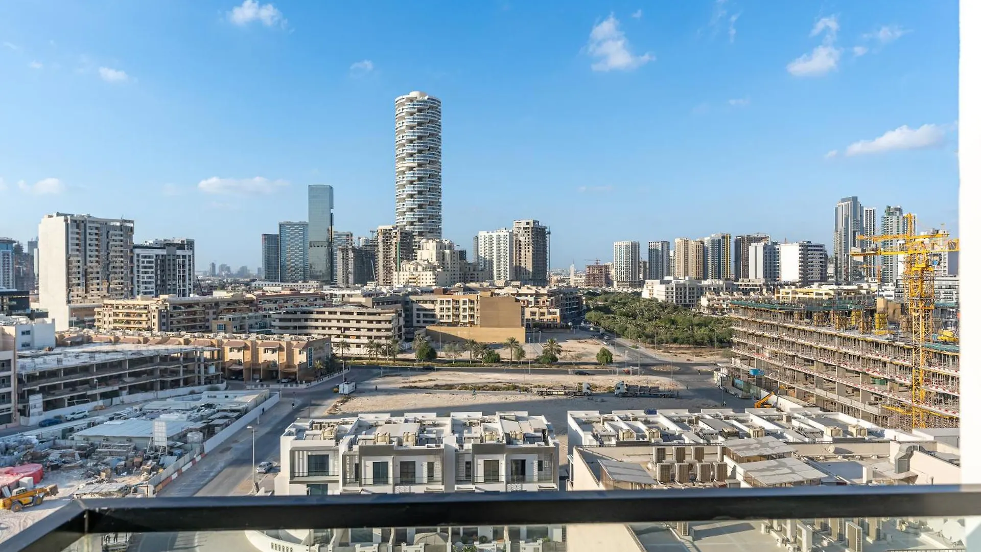 Savis Home-Enjoy The City Skyline View Dubai