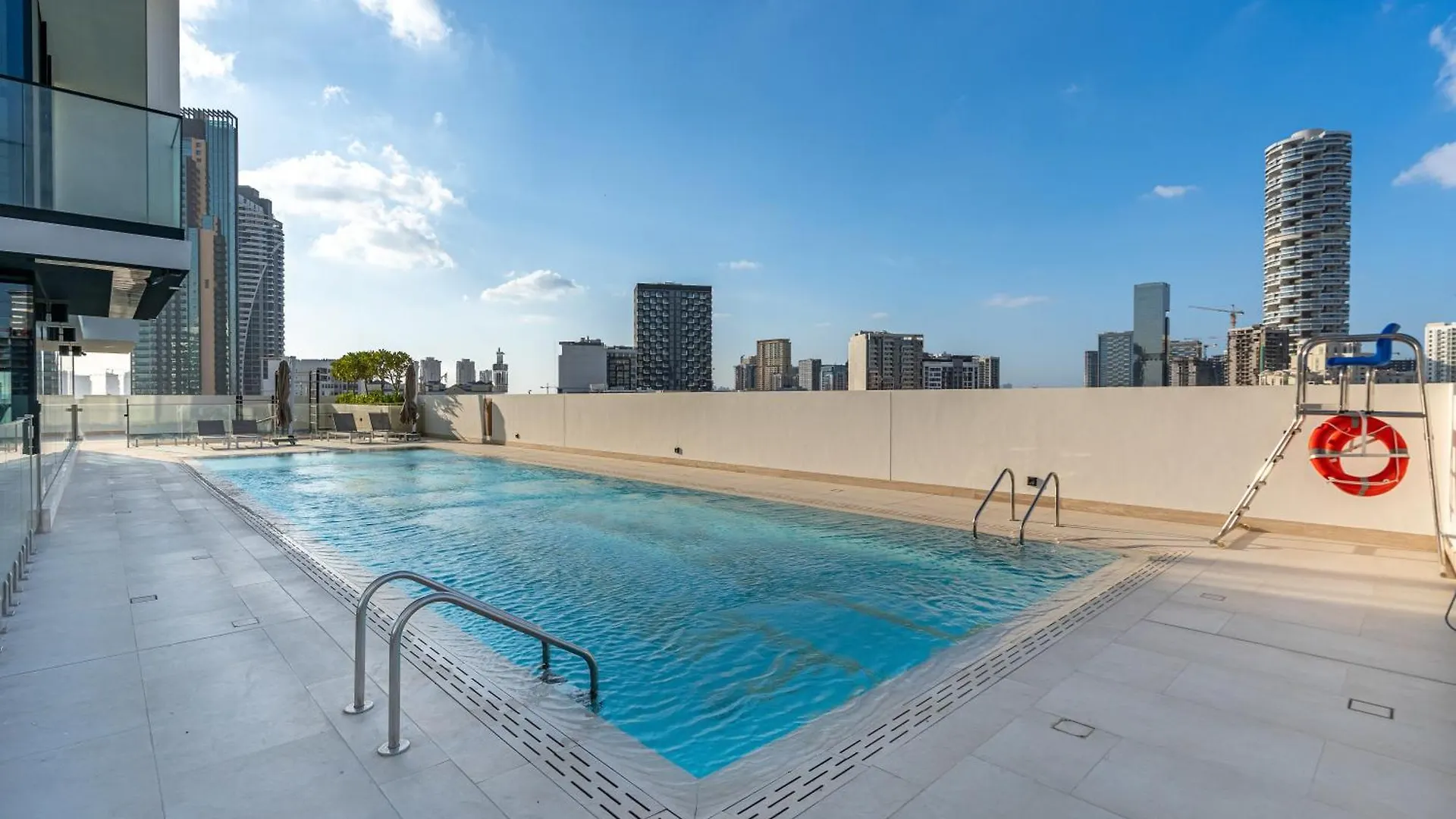 Savis Home-Enjoy The City Skyline View Dubai Apartment