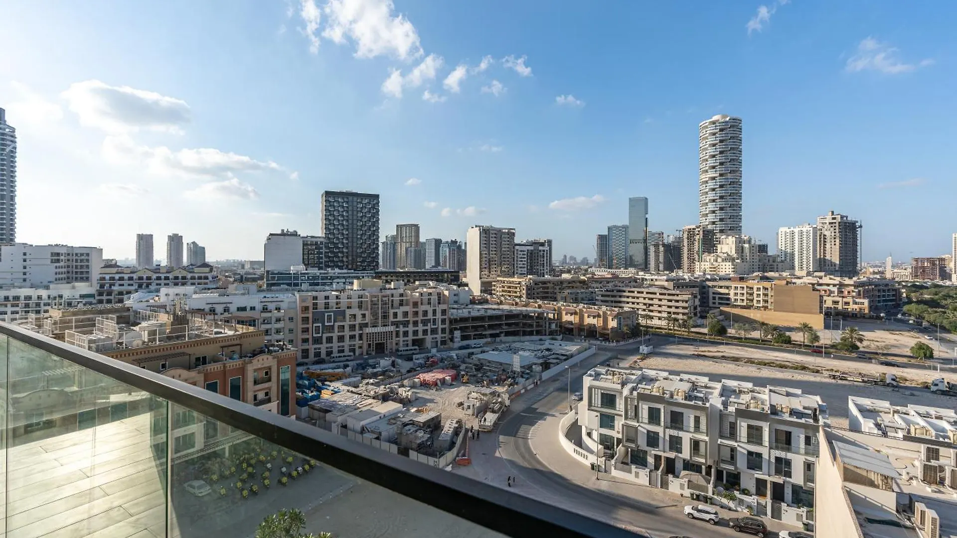 Savis Home-Enjoy The City Skyline View Dubai