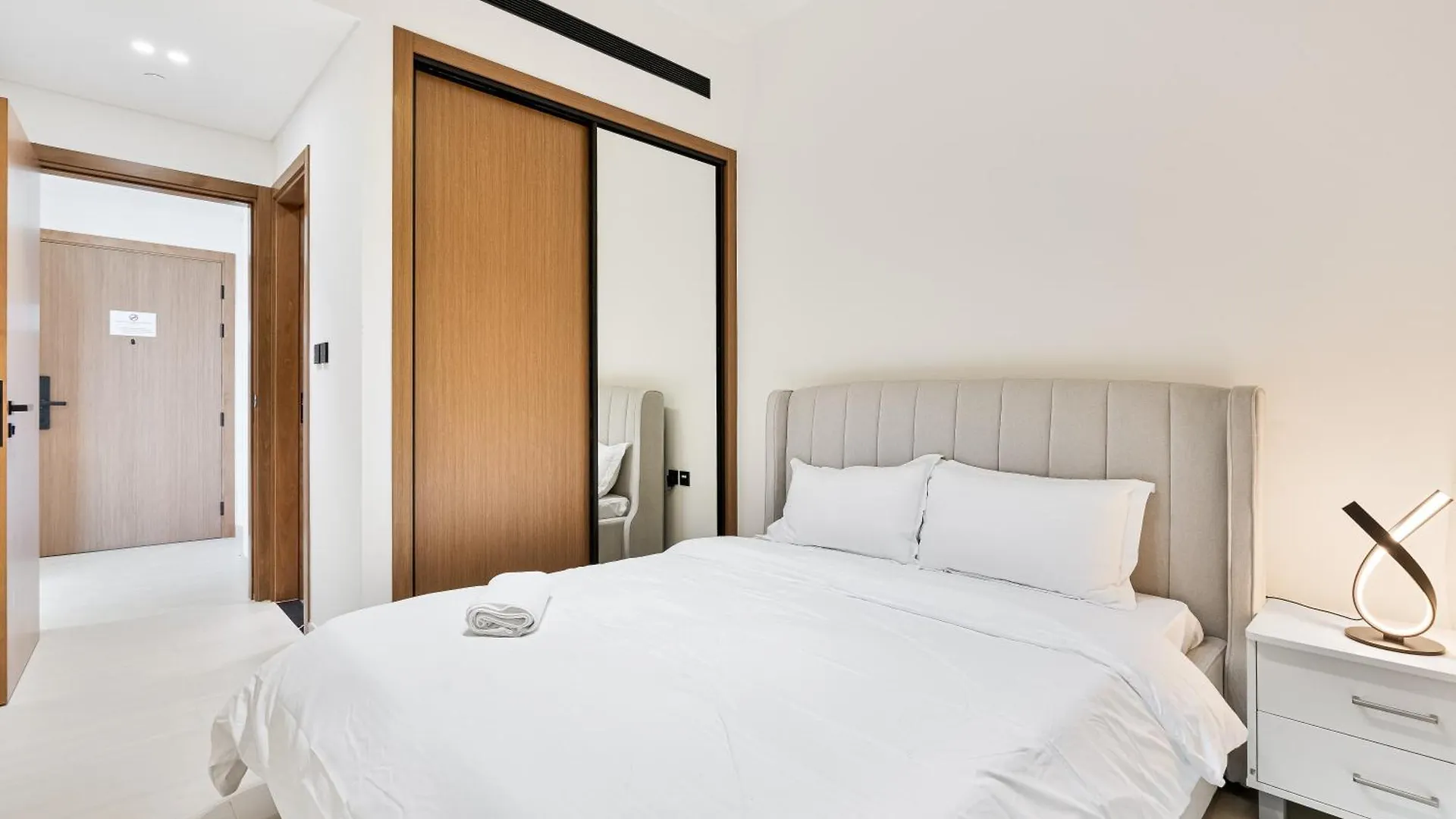 Savis Home-Enjoy The City Skyline View Dubai