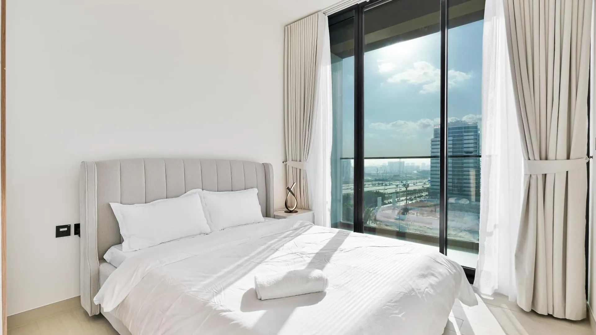 Savis Home-Enjoy The City Skyline View Dubai