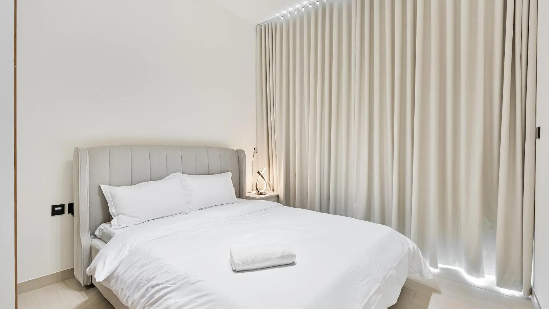 Savis Home-Enjoy The City Skyline View Dubai