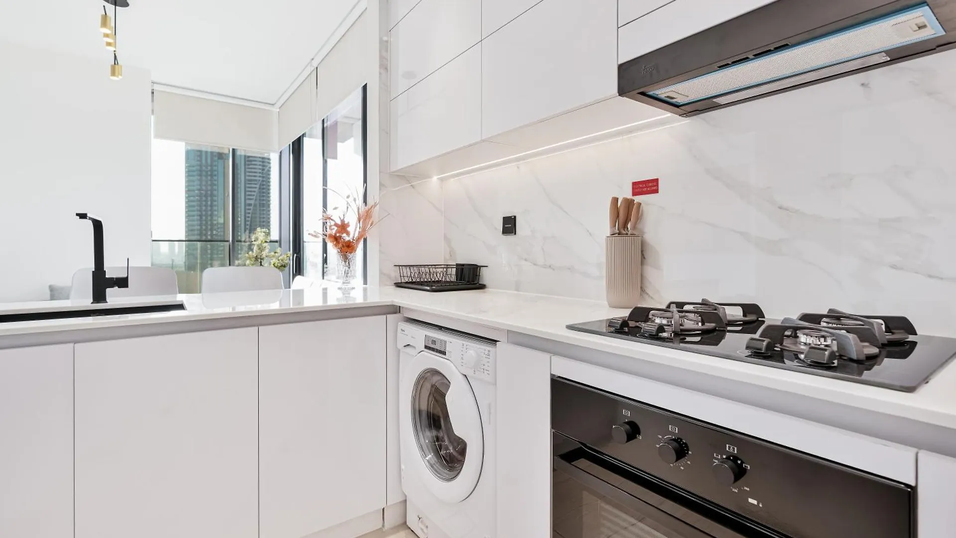 Savis Home-Enjoy The City Skyline View Dubai Apartment